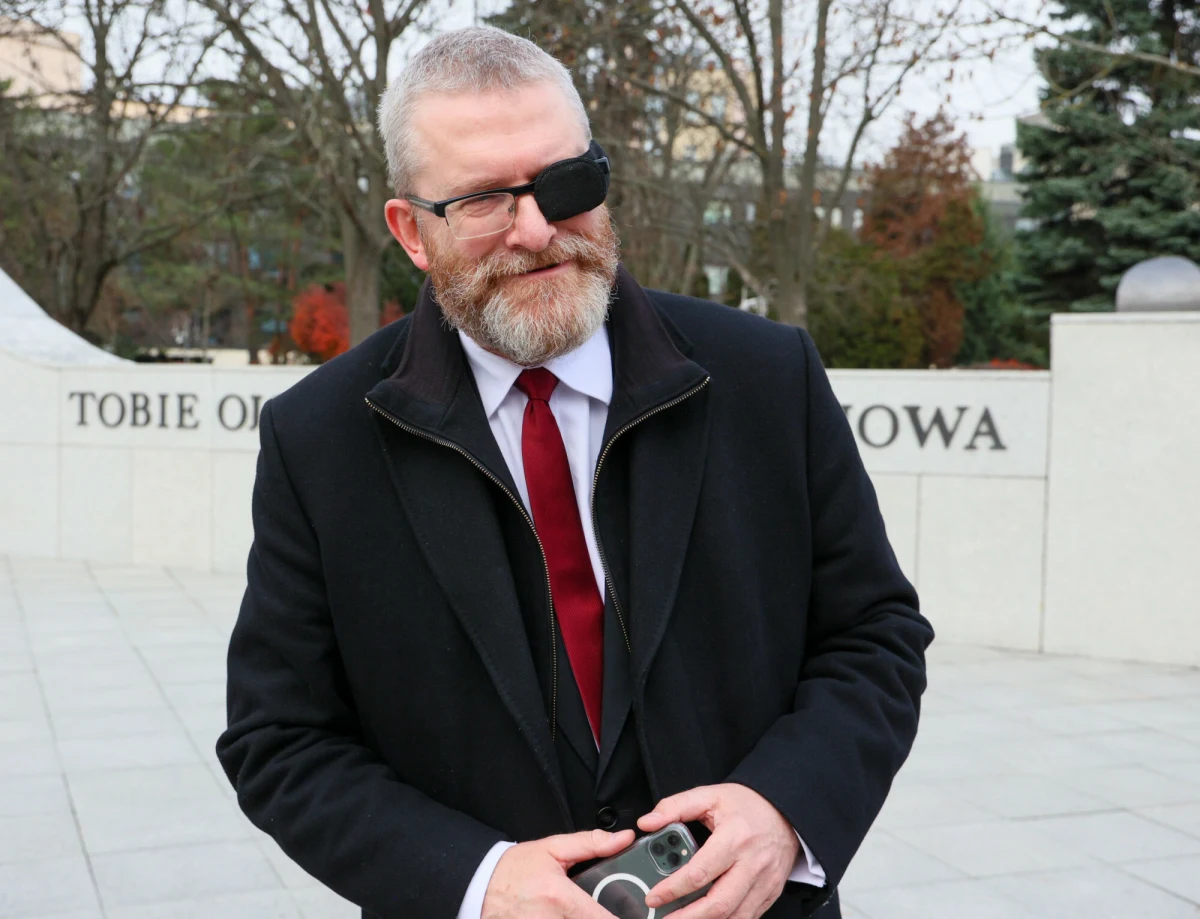 Komisja prawna Parlamentu Europejskiego opowiedziała się za uchyleniem immunitetu Grzegorzowi Braunowi. Sprawa dotyczy zniszczenia flagi ukraińskiej i unijnej oraz zaprzeczania zbrodniom ludobójstwa Trzeciej Rzeszy. Ostateczną decyzję podejmie w środę Parlament Europejski.