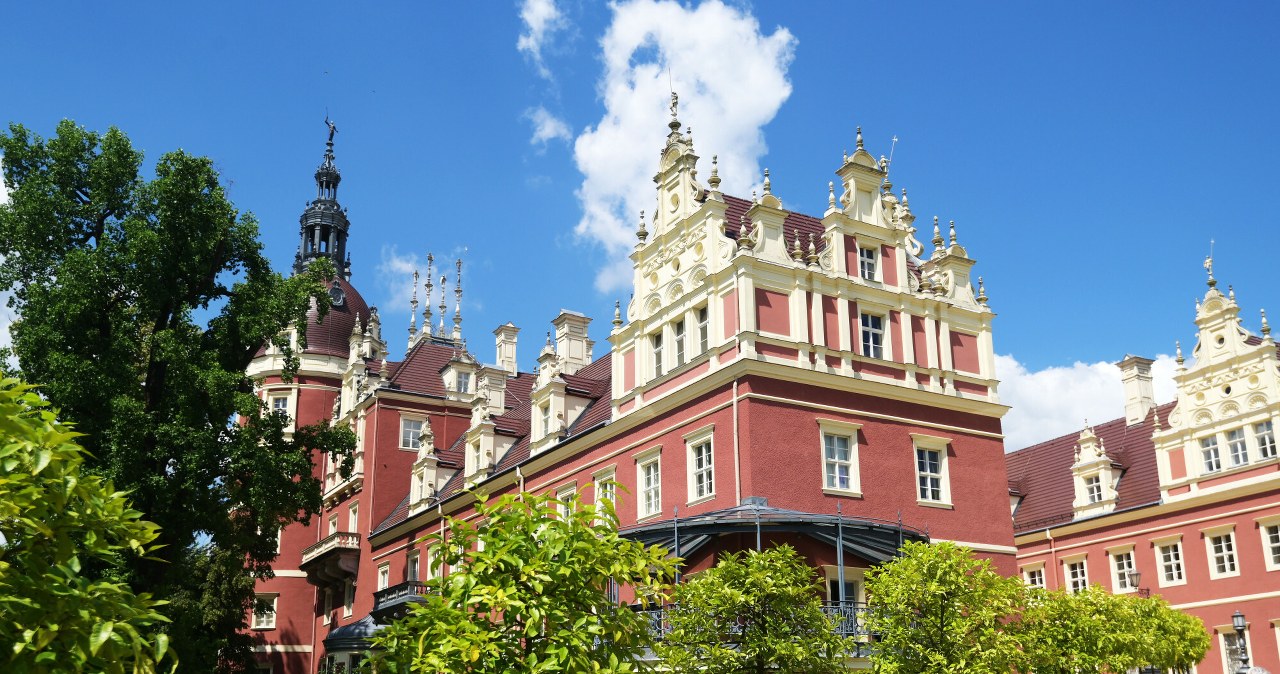 Perła pogranicza zachwyca turystów. Zamek, stylowe ogrody i kolorowe jeziorka