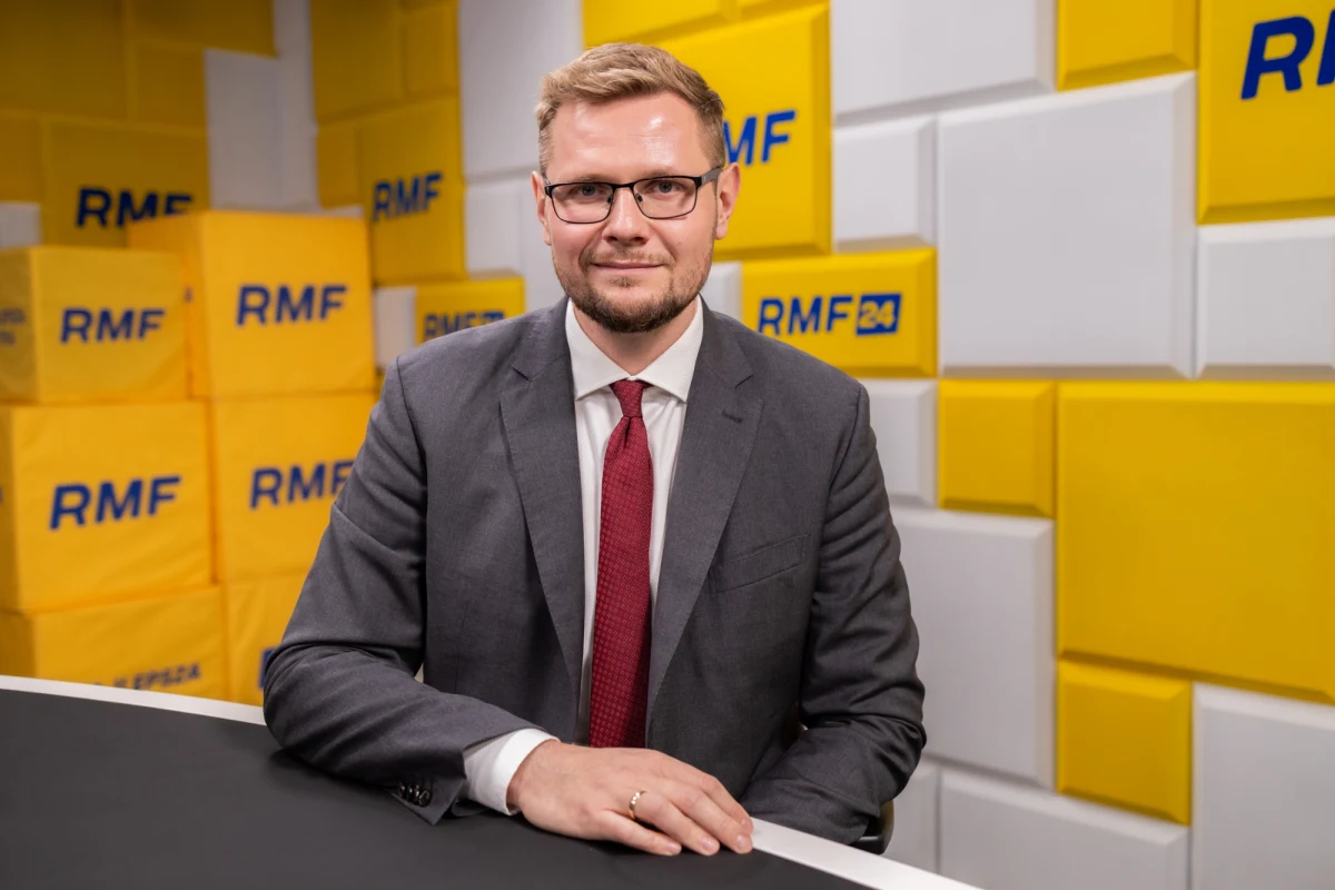 Po co prezydentowi Karolowi Nawrockiemu spotkanie z węgierskim premierem Viktorem Orbanem? Minister obrony narodowej Władysław Kosiniak-Kamysz zapowiedział, że do Sejmu trafi poprawiona wersja prezydenckiego projektu "SAFE 0 proc.". Czy decyzja wicepremiera zadawala polityków Prawa i Sprawiedliwości? O to m.in. Joanna Górska zapyta posła PiS Michała Wosia w Popołudniowej rozmowie RMF FM. Zapraszamy!