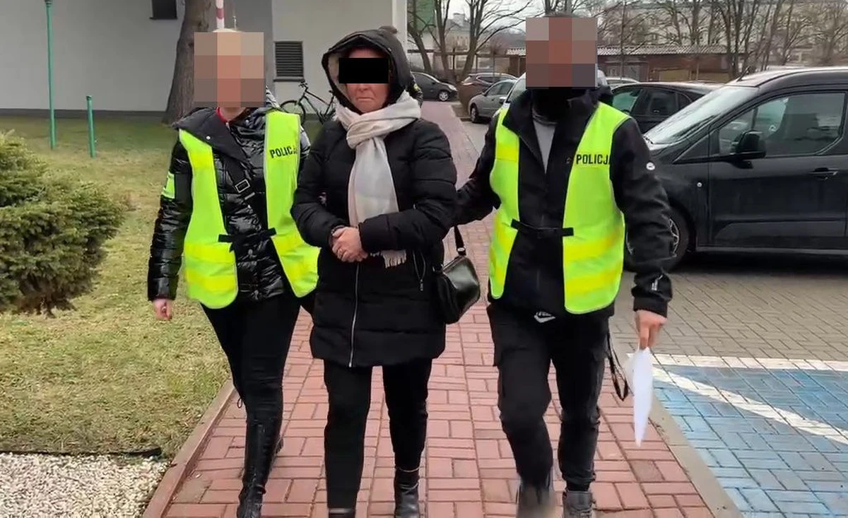 ​Na 15 lat więzienia Sąd Okręgowy w Siedlcach (Mazowieckie) skazał Monikę B. za znęcanie się ze szczególnym okrucieństwem nad swoją córką. Kobieta przez siedem lat oszpecała dziewczynkę toksyczną substancją. Na leczenie dziecka prowadzone były zbiórki pieniędzy. 