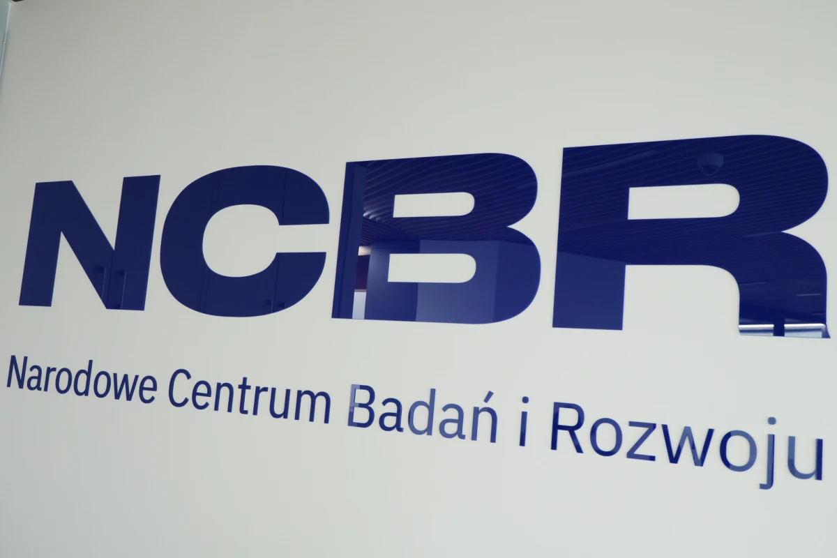 CBA zatrzymało pięć osób, które miały oszukać Narodowe Centrum Badań i Rozwoju (NCBR). Mieli oni wyłudzać środki na dofinansowanie projektów unijnych i rozliczać granty niezgodnie z przeznaczeniem. Szkody szacuje się na 3,2 mln zł.