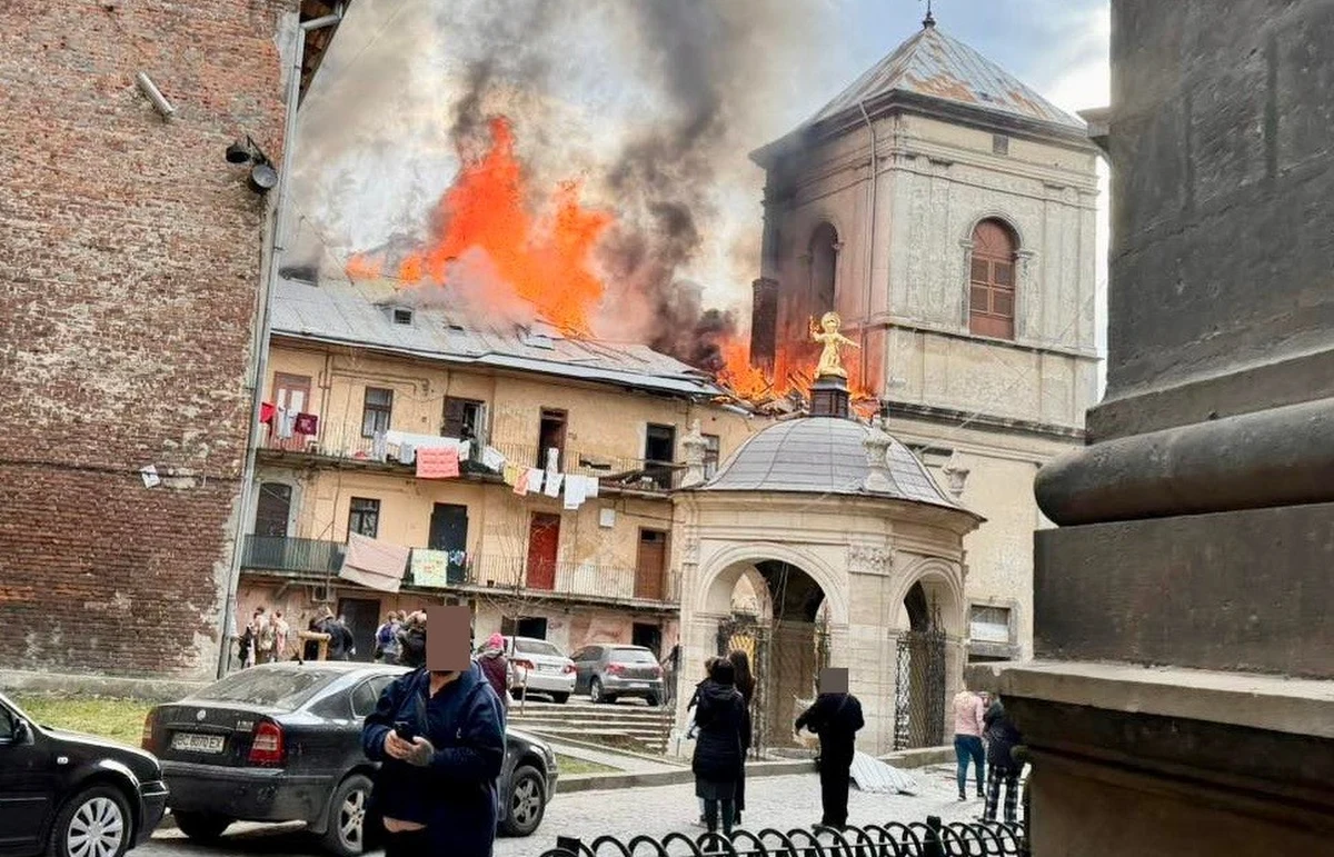 Rosyjski dron uderzył w zabytkową kamienicę w historycznym centrum Lwowa. Poinformowali o tym mer miasta Andrij Sadowyj oraz gubernator obwodu lwowskiego Maksym Kozytskij. Budynek połączony z kościołem był wpisany na listę światowego dziedzictwa UNESCO. Dwie osoby są poważnie ranne. Rosyjski dron uderzył także w innej części Lwowa - w Sychowie. Trafił w blok mieszkalny. Polskie wojsko poinformowało, że w związku z atakiem dronów uderzeniowych Shahed blisko naszej granicy, poderwało myśliwce. 