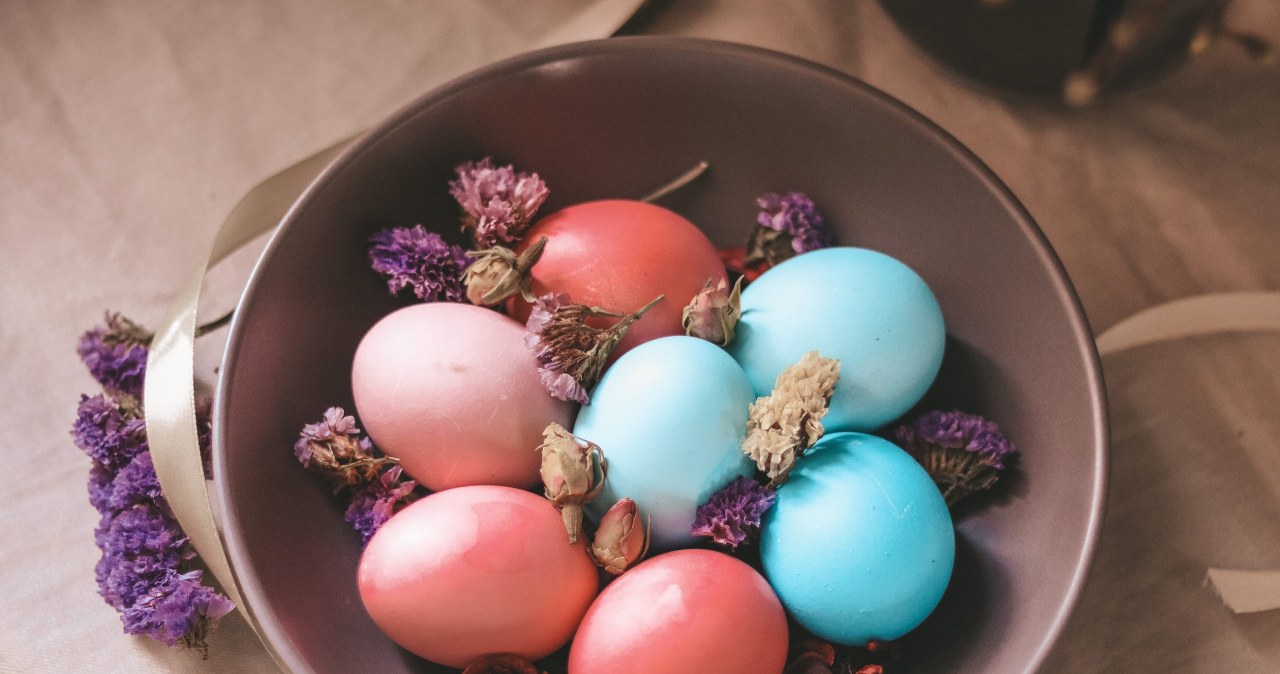 Tak zafarbujesz jajka bez sztucznych barwników. Pisanki wyjdą piękne