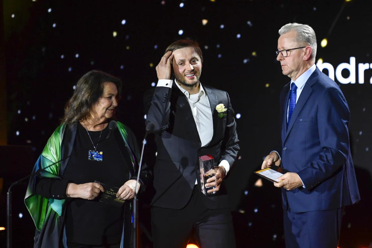 Wielkie emocje, wyjątkowe osobowości i niezapomniane chwile - za nami Finałowa Gala MocArtów 2025 RMF Classic! 24 marca 2026 roku poznaliśmy laureatów jednego z najważniejszych plebiscytów kulturalnych w Polsce. Kto zdobył statuetki, jakie wydarzenia i twórcy zostali wyróżnieni przez słuchaczy i redakcję RMF Classic? Oto pełna relacja z tego wyjątkowego wieczoru!
