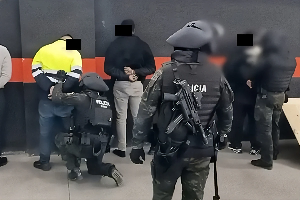 Funkcjonariusze Centralnego Biura Śledczego Policji wspólnie z hiszpańskimi i szwedzkimi służbami rozbili międzynarodowy gang zajmujący się przemytem narkotyków na terenie Unii Europejskiej. W sumie zatrzymano 12 osób. Zabezpieczono ponad 3 tony kokainy, broń palną i milion euro w gotówce. 