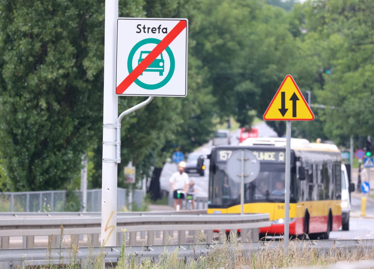 Za dwa lata w Warszawie zacznie obowiązywać kolejny etap strefy czystego transportu (SCT). Nowe przepisy obejmą samochody benzynowe z normą Euro 3 oraz diesle z normą Euro 5. Takich aut jest obecnie zarejestrowanych w stolicy prawie 130 tysięcy. 