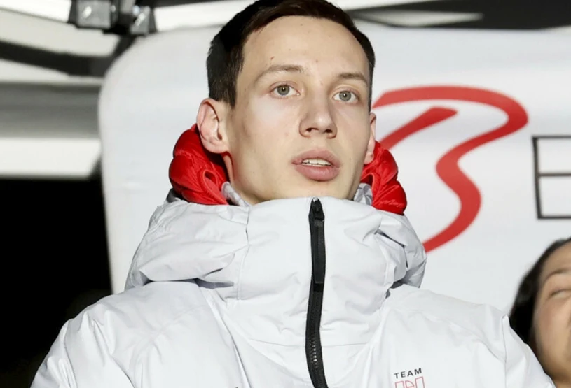 Sceny z Tomasiakiem pod szkołą w Szczyrku. Aż trudno było go poznać