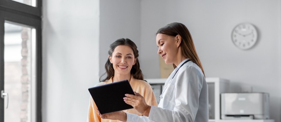 Zauważyłeś, że po delikatnym stuknięciu w policzek pojawia się u ciebie tik mięśni twarzy? Możliwe, że to tzw. objaw Chvostka – sygnał, który może świadczyć o niedoborach w organizmie lub zaburzeniach gospodarki mineralnej. Choć brzmi poważnie, jego rozpoznanie i wyjaśnienie wcale nie musi być trudne. Dowiedz się, co oznacza objaw Chvostka i kiedy warto skonsultować się z lekarzem.