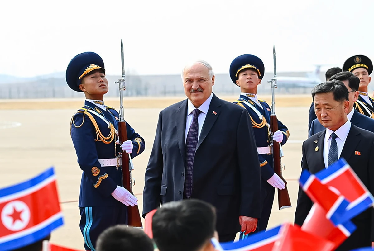 Alaksandr Łukaszenka w Korei Północnej. Białoruski przywódca przybył tam z pierwszą wizytą na zaproszenie Kim Dzong Una. Na początku oddał hołd zmarłym liderom KRLD, Kim Ir Senowi i Kim Dzong Ilowi.