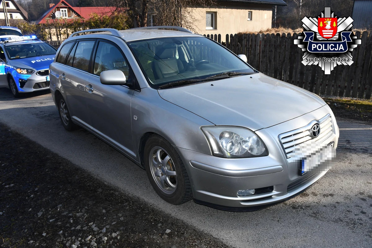 Prawie 2,5 promila alkoholu w organizmie miał 34-letni kierowca toyoty zatrzymany przez policjantów z Suchej Beskidzkiej. Mężczyzna przewoził w samochodzie swoje roczne dziecko. Za nieodpowiedzialne zachowanie grożą mu surowe konsekwencje, w tym nawet trzy lata więzienia.
