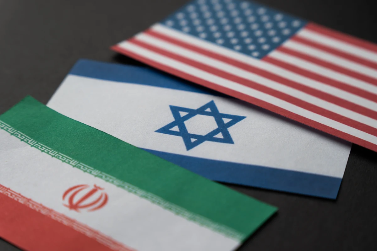 ​Iran przedstawia szereg żądań jako warunek zawieszenia broni na Bliskim Wschodzie. Teheran domaga się m.in. zamknięcia amerykańskich baz wojskowych w Zatoce Perskiej, zakończenia ataków Izraela na Hezbollah, zniesienia sankcji oraz reparacji - poinformował dziennik "Wall Street Journal". Władze Iranu oczekują również gwarancji trwałego pokoju i nowych regulacji dotyczących cieśniny Ormuz, dzięki którym mogłyby pobierać myto. Według amerykańskich i arabskich źródeł warunki te są nierealistyczne, co znacząco oddala perspektywę porozumienia.