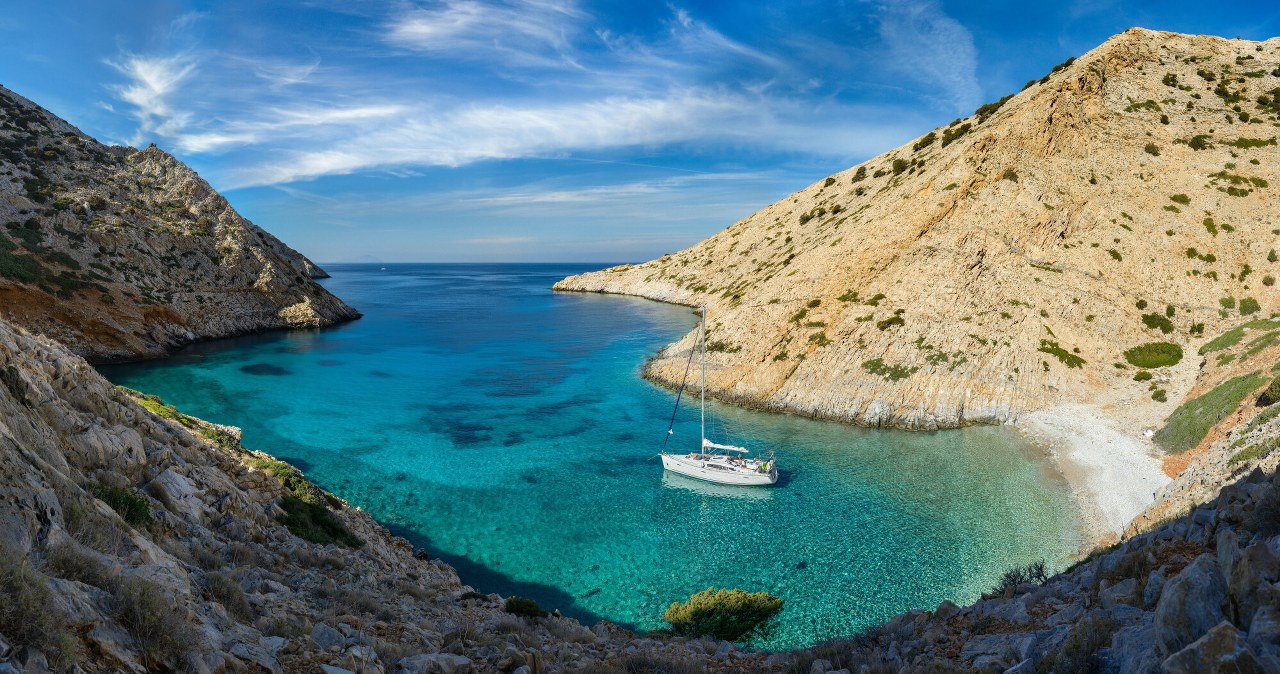 Wakacje w Grecji bez tłumów i drożyzny? Te wyspy są lepsze niż Santorini