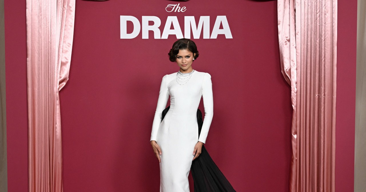 Gwiazda zachwyciła w białej sukni. Jednak zebrani patrzyli też na dłonie