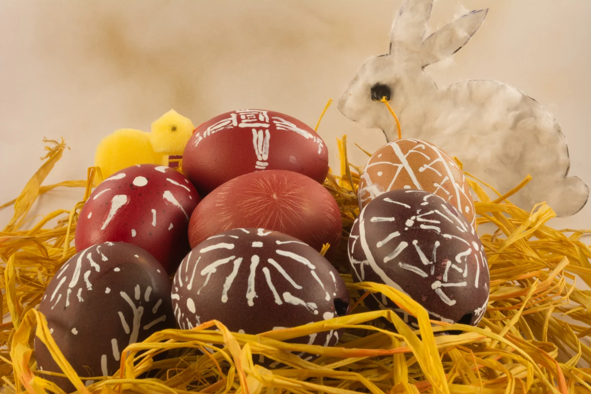 Pisanki to nieodłączny element wielkanocnych tradycji, które od wieków zachwycają bogactwem wzorów i technik zdobienia. Drapanki, kraszanki, nalepianki czy ażurki – każda z tych form ma swoją unikalną historię i symbolikę. Skąd wzięły się pisanki i jaką rolę odgrywały w dawnych wierzeniach? Poznaj fascynujące dzieje wielkanocnych jajek i odkryj, czym różnią się poszczególne rodzaje pisanek.