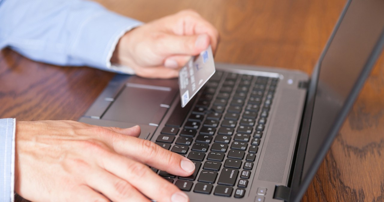 Na tej usłudze tracisz choćby 200 zł rocznie. Zamkniesz ją w kilka minut