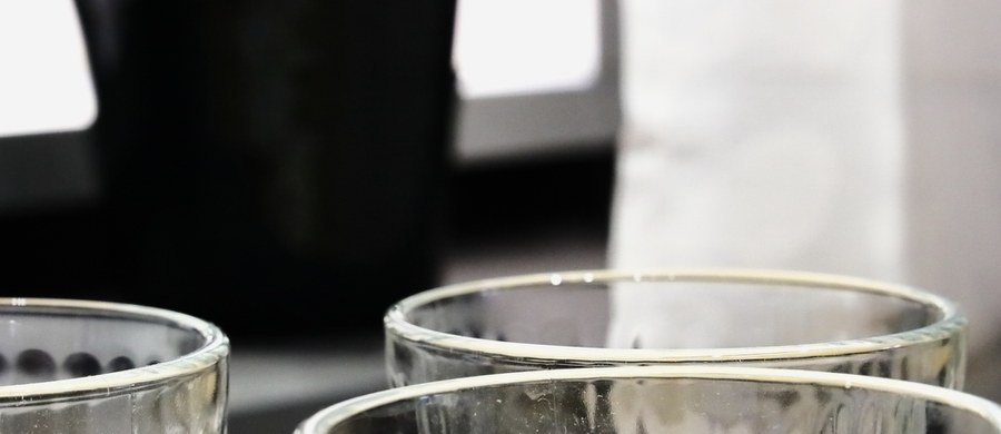 Szklanki z kolejnymi motywami podzieliły los wycofanych wcześniej ze sprzedaży produktów ozdobionymi kwiatami. Artykuły pochodzą od tego samego dystrybutora w Polsce i tak jak poprzednio - Główny Inspektorat Sanitarny został poinformowany o nieprawidłowościach przez System Wczesnego Ostrzegania o Niebezpiecznej Żywności i Paszach. Chodzi o ryzyko migracji ołowiu i kadmu z obrzeża szklanek.