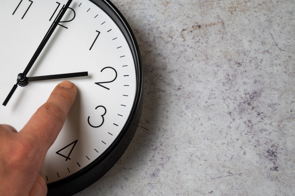 W tym roku wcześniej niż w poprzednich latach! Kiedy i jak przestawiamy zegarki?