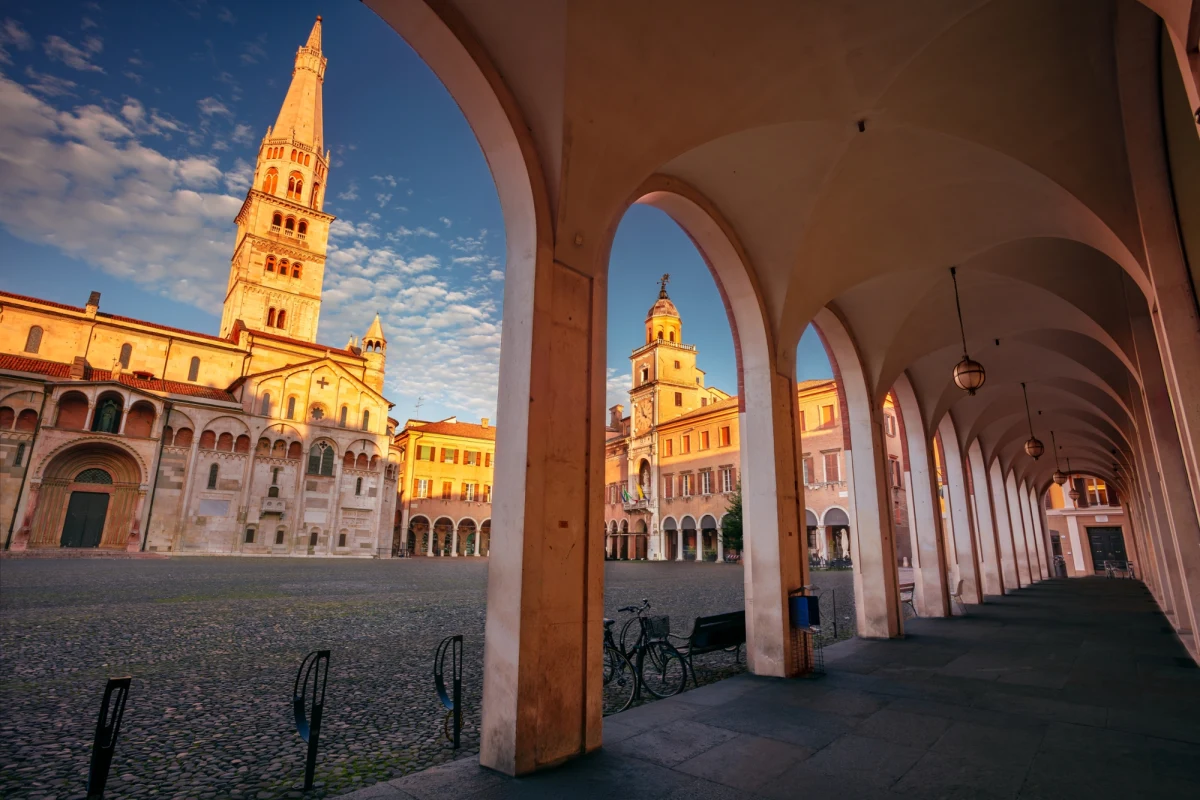Modena, położona w północnych Włoszech, to miejsce, gdzie tradycja spotyka się z luksusem. Słynie z produkcji najszlachetniejszego octu balsamicznego, który jest tu cenniejszy niż wino, a także z bogatej historii motoryzacyjnej i wyjątkowej sceny kulinarnej. To idealny kierunek na weekendowy wyjazd dla miłośników dobrego jedzenia, sztuki i włoskiego stylu życia.
