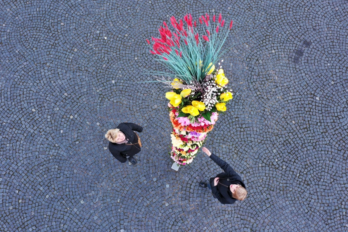 Kolorowa, wysoka na ponad 5 metrów. Wielkanocna palma zdobi już rynek w Koźminku