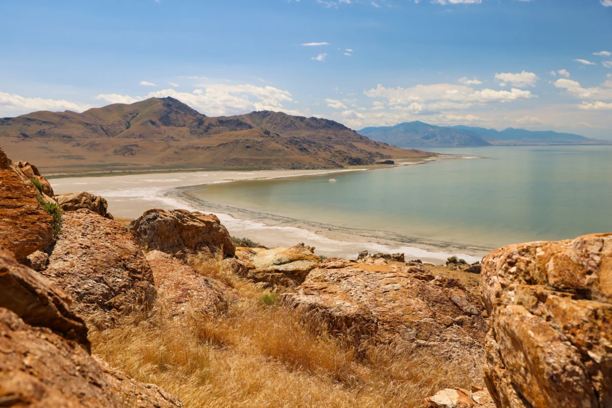 Pod powierzchnią Wielkiego Jeziora Słonego w amerykańskim stanie Utah, znanego z wysokiego zasolenia, naukowcy odkryli ogromny rezerwuar słodkiej wody. Wyniki badań mogą mieć kluczowe znaczenie dla przyszłości regionu i walki z problemami środowiskowymi.