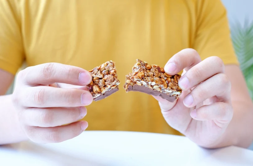 "Zdrowe" batoniki mogą być pułapką. Unikaj tych składników