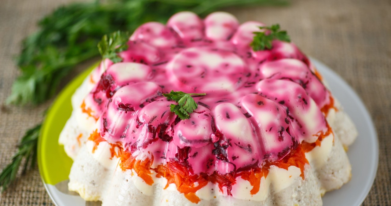 Takiej babki wielkanocnej jeszcze nigdy nie jadłeś. Robi się ją ze śledzi