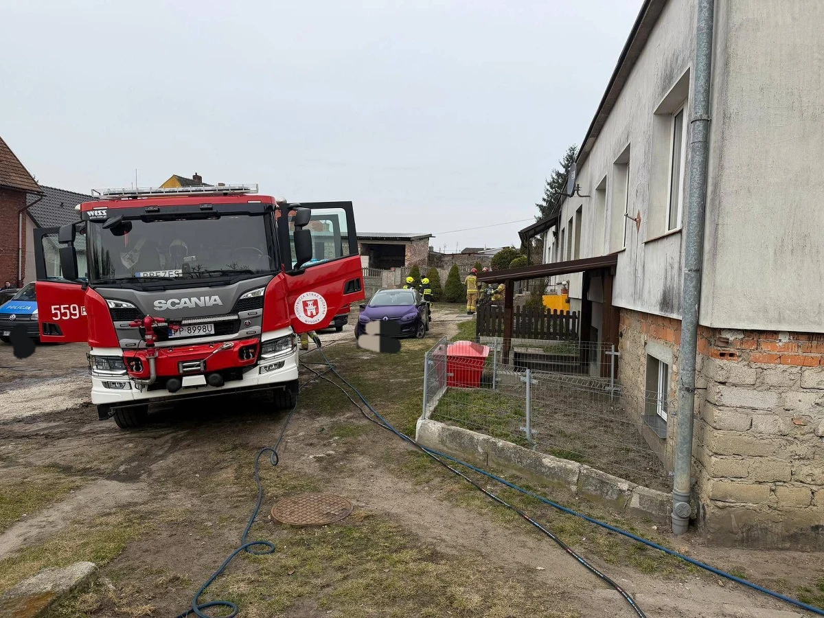 Zwarcie instalacji elektrycznej, jak podaje prokuratura, było najprawdopodobniej przyczyną pożaru budynku wielorodzinnego w miejscowości Wysoka w powiecie pilskim w Wielkopolsce. We wtorek - mimo podjętej akcji ratunkowej - zginęło tam dwoje dzieci: 1,5-roczny chłopiec oraz 3-letnia dziewczynka. Na czwartek zaplanowana jest sekcja zwłok, która ma potwierdzić przyczynę śmierci maluchów.