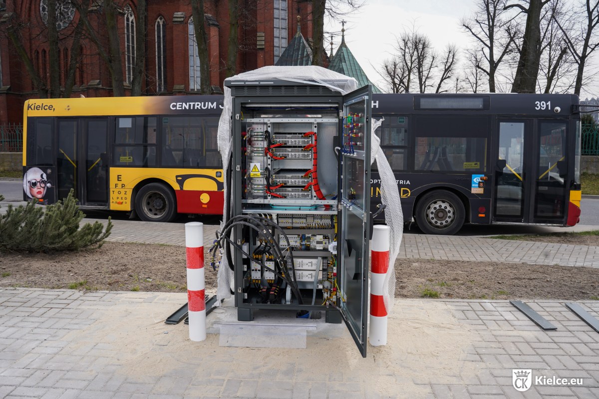 Ładowarki autobusowe już stoją. Kiedy przejedziemy się po Kielcach "elektrykiem"?
