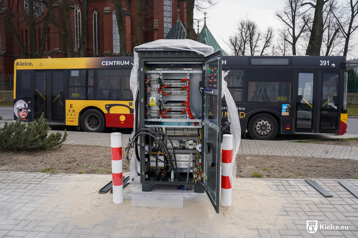 Na parkingu Centrum Komunikacyjnego przy ul. Czarnowskiej w Kielcach zamontowano dwanaście podwójnych stacji ładowania autobusów elektrycznych. Inwestycja umożliwi stworzenie tymczasowej bazy dla 24 nowych "elektryków", które już w maju wyjadą na miejskie trasy.