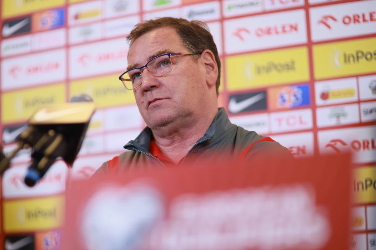 Selekcjoner Jan Urban przyznał przed półfinałem barażowym o awans do mistrzostw świata z Albanią w Warszawie, że już wybrał bramkarza na czwartkowy mecz. Nie chciał zdradzić, czy Oskar Pietuszewski, rewelacja ostatnich tygodni, zagra w wyjściowej jedenastce. najważniejsza informacja: w kadrze nie ma kłopotów zdrowotnych.