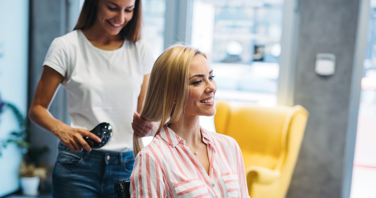 Podcinasz końcówki, by włosy szybciej rosły? Fryzjer mówi, czy to ma sens