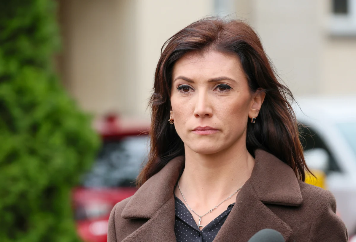 "Czas na zmiany. Dziś dołączyłam do europarlamentarnej grupy Patrioci dla Europy i opuściłam szeregi Europy Suwerennych Narodów!" - napisała polityczka Konfederacji Ewa Zajączkowska-Hernik. "Ewo, bardzo Ci dziękuję za te ponad 2 lata (...). Życzę Ci powodzenia u naszych przyjaciół Narodowców" - napisał z kolei Sławomir Mentzen. Europosłanka odniosła się do tego wpisu informując, że nie zamierza rezygnować z członkostwa w Nowej Nadziei Mentzena. Pomimo opuszczenia grupy w PE, do której należą europosłowie Nowej Nadziei, deklaruje, że zostaje w Konfederacji. Podkreśla też, że nie poinformowano jej o wykluczeniu z partii.