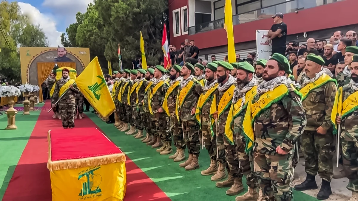 ​Lider Hezbollahu Naim Kassem wezwał rząd Libanu do cofnięcia decyzji o zakazie działalności militarnej tego wspieranego przez Iran ruchu - powiadomiła w środę agencja AFP.b "Wszelkie negocjacje z Izraelem dokonywane pod ostrzałem są kapitulacją" - oświadczył. 