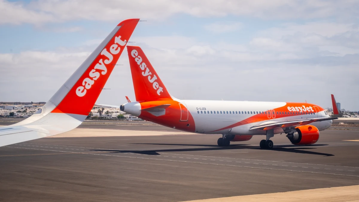 Linie lotnicze EasyJet ogłosiły wprowadzenie nowej generacji ultralekkich foteli, które zapewnią pasażerom nawet do pięciu centymetrów więcej miejsca na nogi. Z pewnością poprawi to komfort podróży, ale też przełoży się na niższe zużycie paliwa i mniejszy ślad węglowy samolotów przewoźnika.