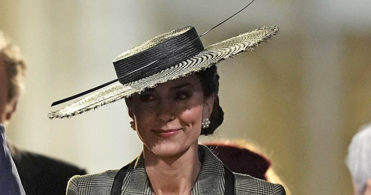 Weszła i rozmowy ucichły, a ona zachwyciła. Patrzyli na jeden szczegół