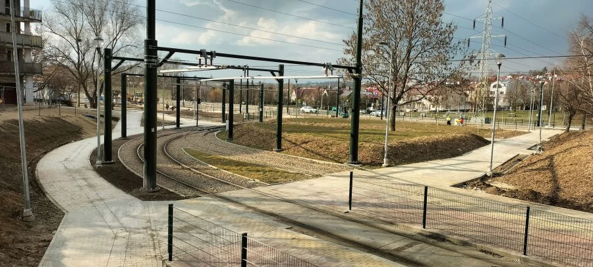 Od najbliższej soboty, 28 marca, mieszkańcy północno-wschodniej części Krakowa będą mogli ponownie korzystać z tramwajów do pętli Mistrzejowice. Zarząd Transportu Publicznego ogłosił, że na swoje stałe trasy wracają linie nr 14 i 16. To efekt zakończenia kolejnego etapu prac przy budowie nowej pętli w ramach inwestycji Krakowskiego Szybkiego Tramwaju.