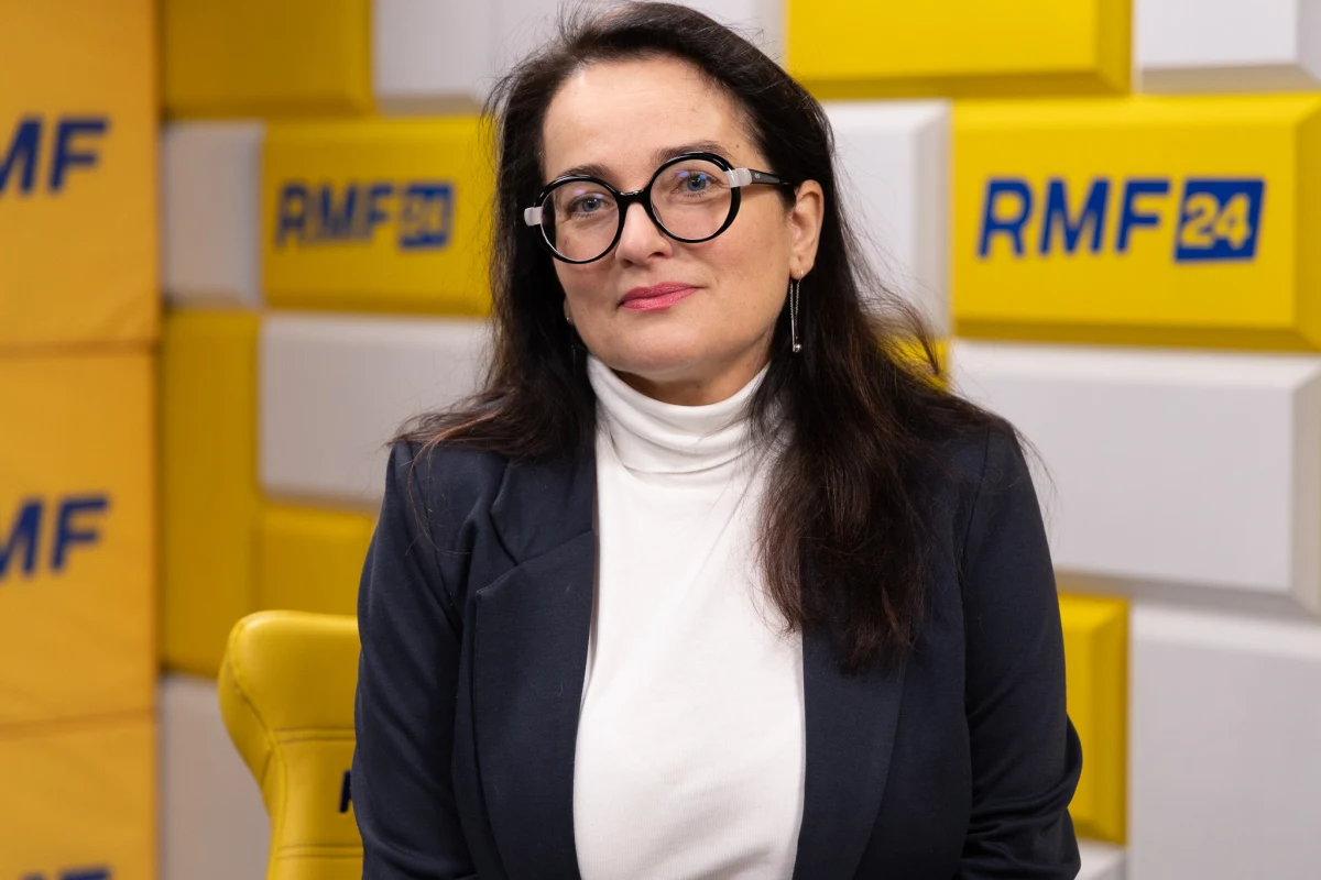 "To nie jest wygrana wojna" – tak skomentowała wyrok NSA ws. par jednopłciowych w Porannej rozmowie w RMF FM posłanka Lewicy Anita Kucharska-Dziedzic. Orzeczenie to jednak oznacza konieczność zmiany szeregu ustaw, a to może zająć trochę czasu. "Prawdopodobnie wobec pewnych niemożności ustalenia jednej wersji przez wszystkich polityków będzie nieustanna wojna prawna. Myślę, że te pary, które są w takiej sytuacji, a tych par jest w kraju około tysiąca, po prostu będą szły do sądu. W momencie, w którym urzędnicy nie dokonają tej transkrypcji, będą skarżyły polskie państwo" - dodała.