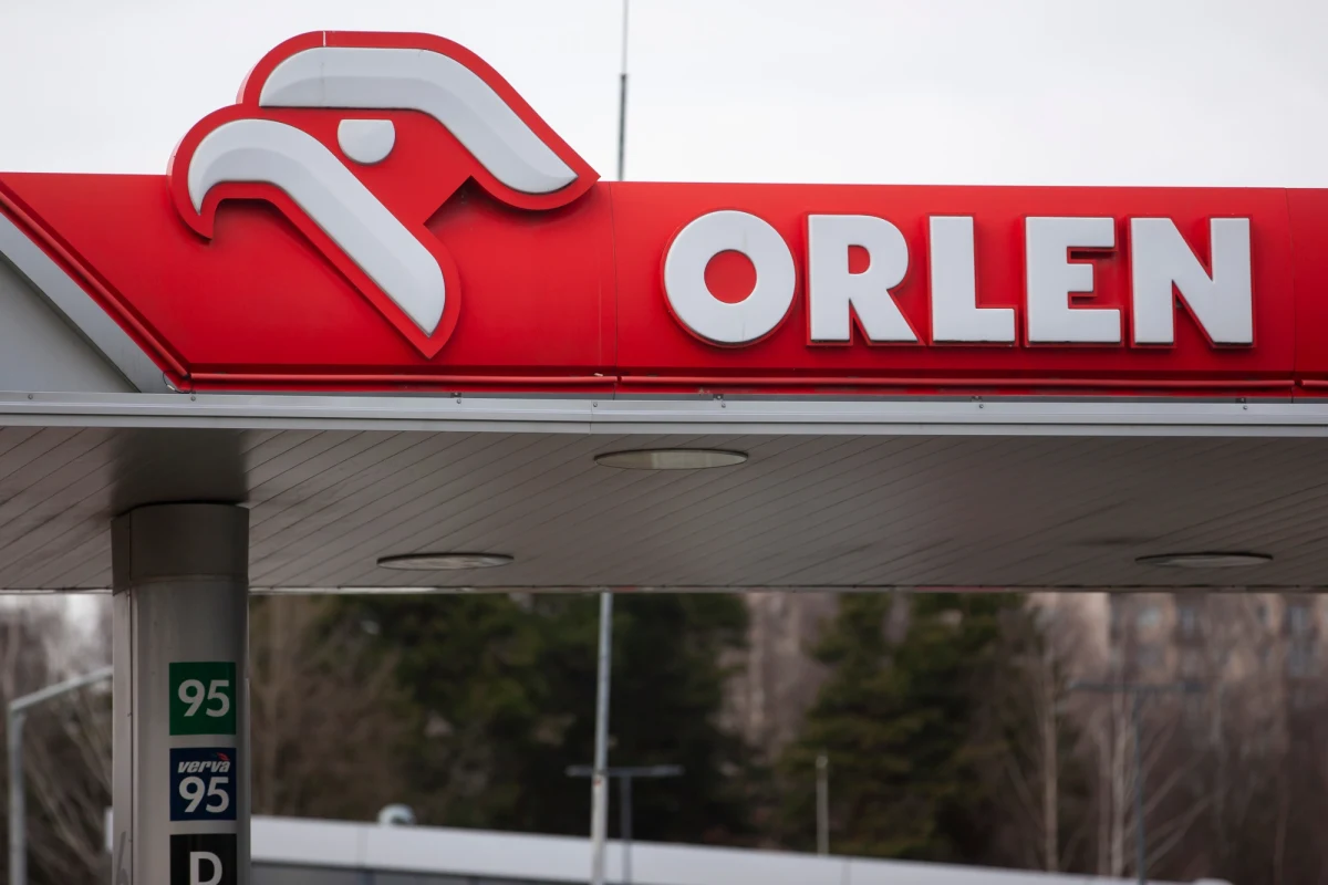 Już po raz trzeci w tym tygodniu Orlen obniżył w czwartek hurtowe ceny paliw. Olej napędowy Ekodiesel potaniał o 304 zł za metr sześc., a benzyna bezołowiowa Eurosuper 95 - o 32 zł za metr sześc.