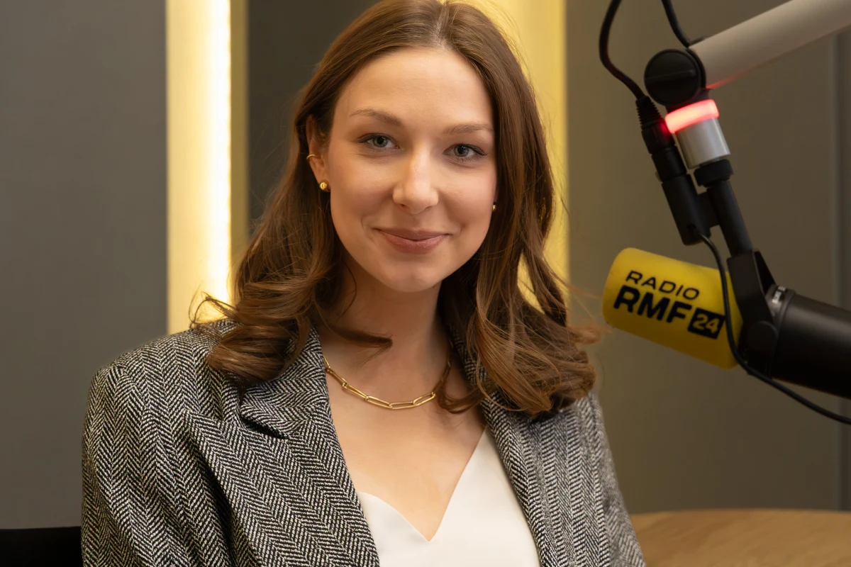 "Z miesiąca na miesiąc dostajemy coraz więcej zgłoszeń w sprawie publikowania wizerunku dzieci w internecie, zwłaszcza od zaniepokojonych rodziców" - powiedziała w Radiu RMF24 Dominika Buchholc, rzeczniczka prasowa Kids Alert. Ta organizacja zaapelowała do MEN-u o pilne wprowadzenie jednoznacznych regulacji dotyczących zakazu umieszczania w sieci takich zdjęć. Resort zapowiedział, że odniesie się do tego postulatu. Jak podkreśliła przedstawicielka Kids Alert, "postaramy się stworzyć rekomendacje dotyczące zakazu publikacji wizerunku dzieci w internecie, którymi z wielką chęcią podzielimy się z Ministerstwem Edukacji Narodowej i innymi instytucjami".