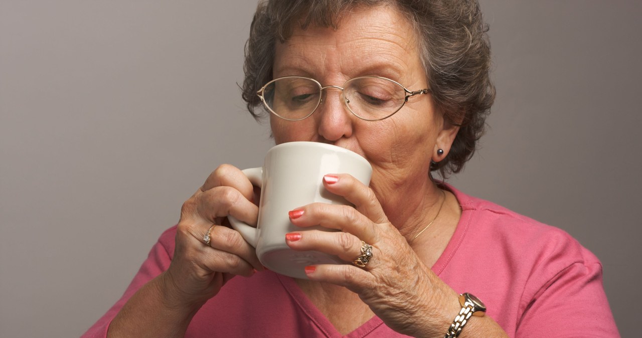 Seniorze, pij zamiast czarnej herbaty. Dobra na pamięć i zasypianie