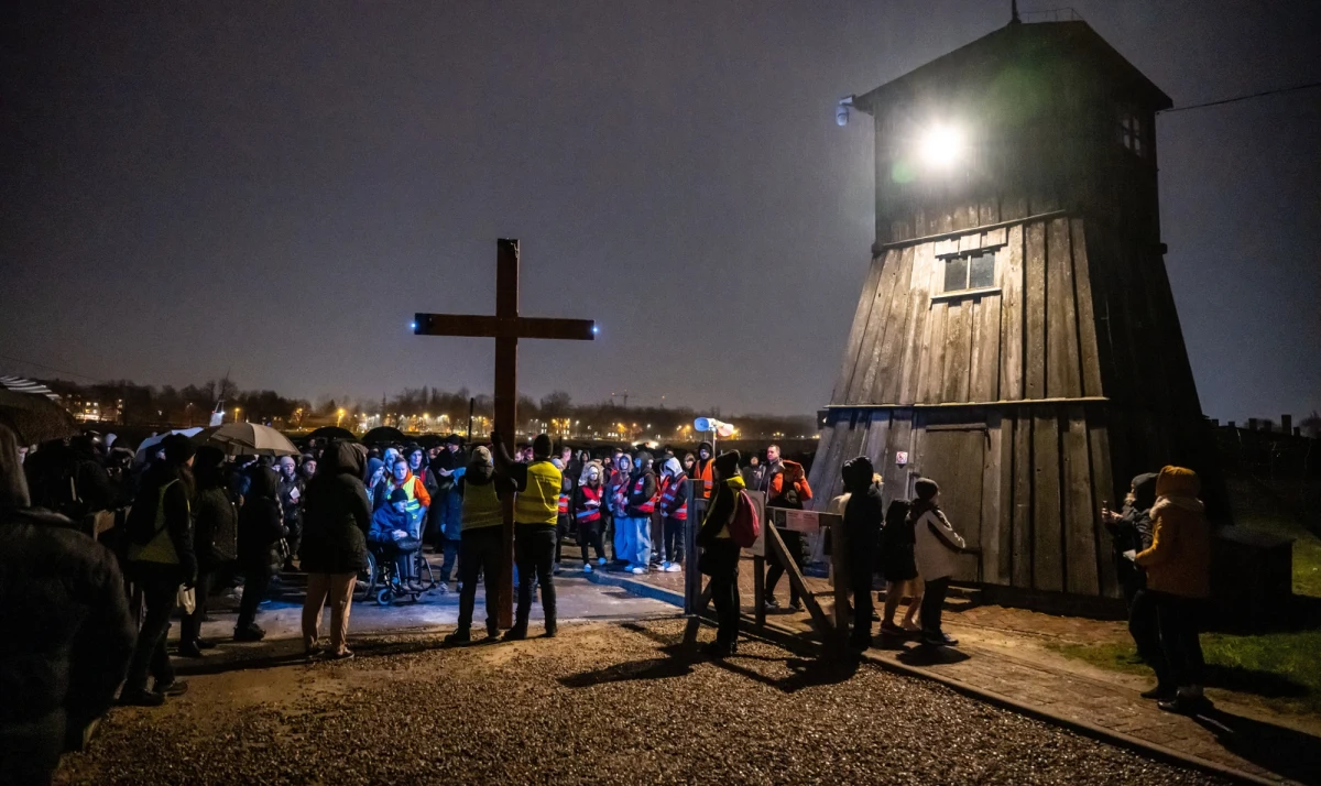 W piątek przed Niedzielą Palmową na terenie byłego niemieckiego obozu koncentracyjnego na Majdanku w Lublinie odbędzie się tradycyjne, 26. już nabożeństwo Drogi Krzyżowej. To jedno z najbardziej symbolicznych wielkopostnych wydarzeń w regionie, które co roku gromadzi tysiące wiernych. W ubiegłym roku uczestniczyło w nim ponad trzy tysiące osób.
