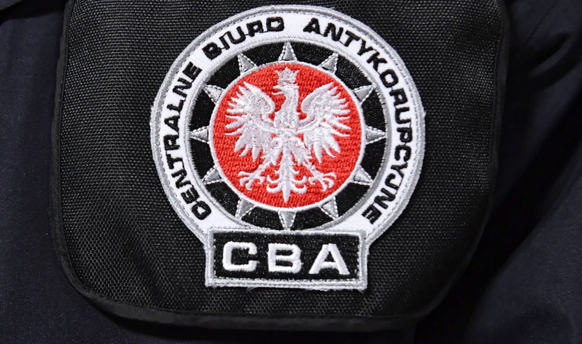 Troje notariuszy z dwóch warszawskich kancelarii notarialnych w rękach CBA. Funkcjonariusze zatrzymali ich na polecenie Prokuratury Regionalnej w Łodzi. Dwie kobiety i mężczyzna usłyszeli zarzuty dot. przekroczenia uprawnień w celu osiągnięcia korzyści majątkowej. 