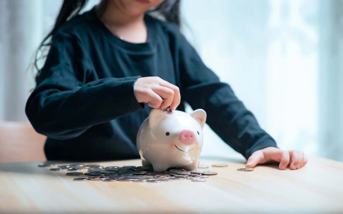 Kilkuletnia dziewczynka ma płacić za pobyt w DPS dziadka, którego nigdy nie poznała. Biuro RPD zna więcej takich przypadków. PSL składa w Sejmie projekt nowelizacji ustawy o pomocy społecznej, zgodnie z którym dzieci nie będą musiały wnosić opłat za pobyt dorosłego w domu pomocy społecznej. Projekt przygotowała rzeczniczka praw dziecka Monika Horna-Cieślak.