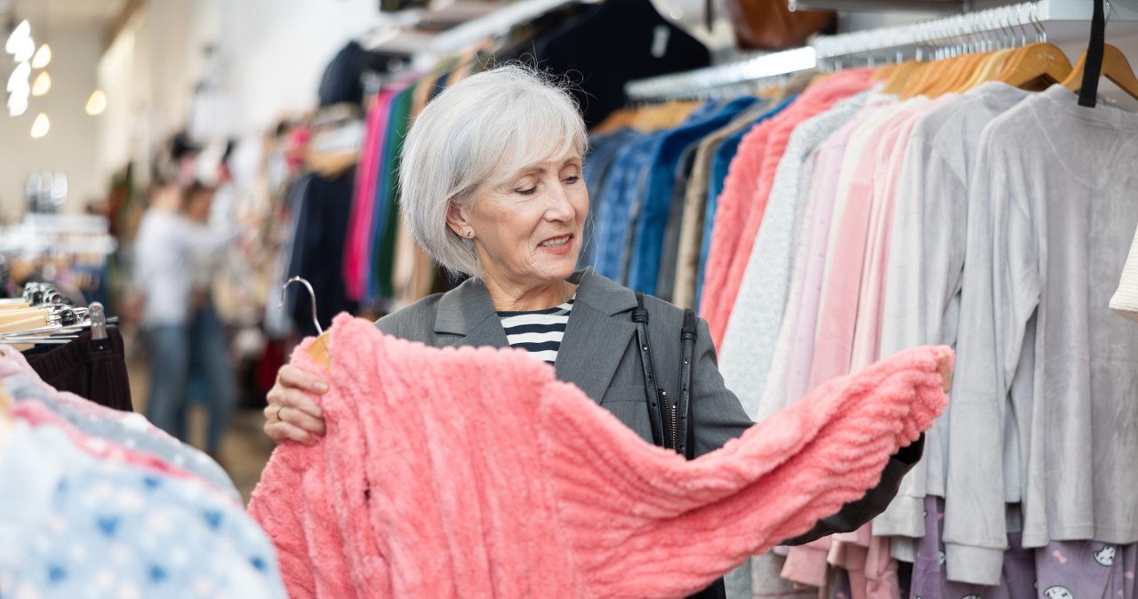 Masz siwe włosy? W tych kolorach ubrań będziesz wyglądać najlepiej