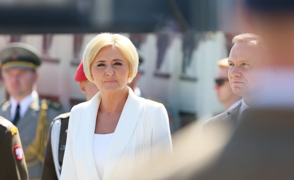 Agata Kornhauser-Duda, była pierwsza dama, rozpoczęła pracę w krakowskim oddziale Narodowego Banku Polskiego? Takie doniesienia pojawiły się w podcaście "W związku ze śledztwem" autorstwa "Newsweeka". NBP stanowczo zaprzecza tym informacjom, a sam Andrzej Duda jeszcze niedawno zapewniał, że jego żona nie wróciła do aktywności zawodowej.