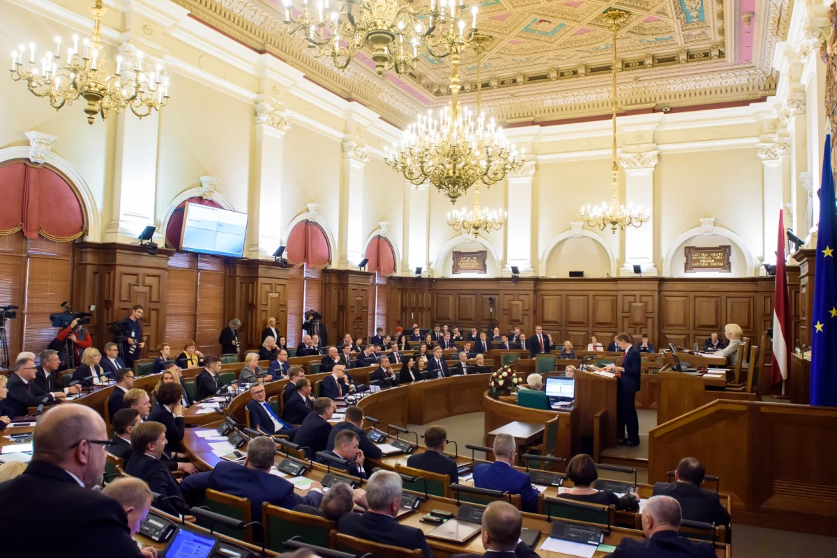Łotewski parlament jednogłośnie przyjął poprawki do ordynacji wyborczej, które przewidują powrót do ręcznego liczenia głosów w tegorocznych wyborach parlamentarnych. Decyzja ta została podjęta w obliczu rosnących obaw o bezpieczeństwo cyfrowych systemów wyborczych oraz po serii incydentów związanych z elektronicznym liczeniem głosów podczas poprzednich wyborów lokalnych.