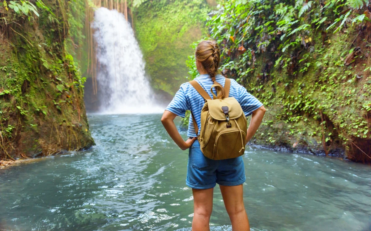 Coraz więcej kobiet decyduje się na samotne podróże po świecie. Gdzie czują się najbezpieczniej i które kraje są szczególnie przyjazne dla samotnych podróżniczek? Najnowsze dane i relacje z podróży wskazują na pięć państw, które w 2026 roku wyróżniają się pod względem bezpieczeństwa, otwartości i komfortu dla kobiet podróżujących w pojedynkę.