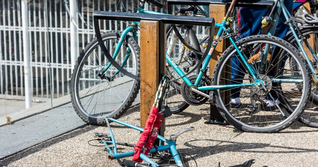 Stojak na rowery przed blokiem zamienili w składowisko. Kto za to zapłaci?