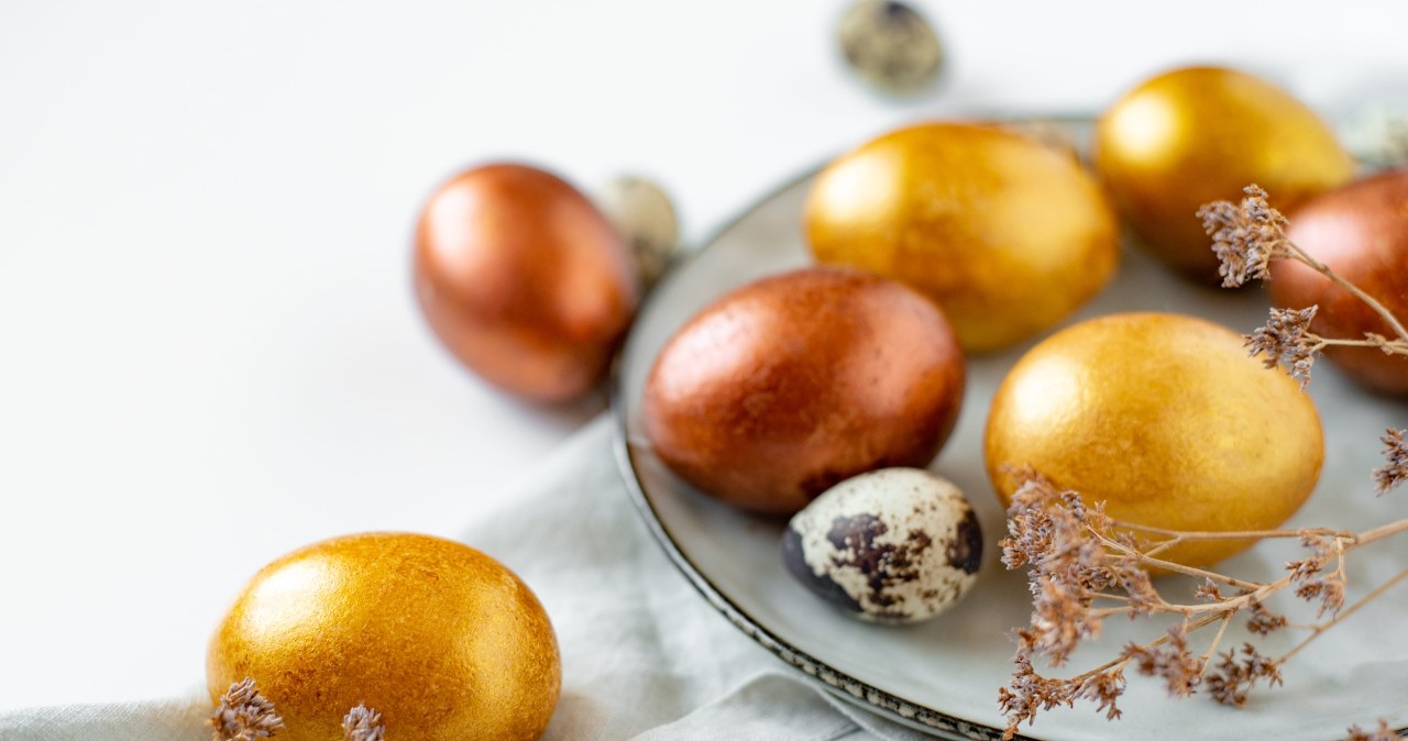 Weź w kuchennej szafki i ugotuj pisanki. Będą miały piękny, złocisty kolor