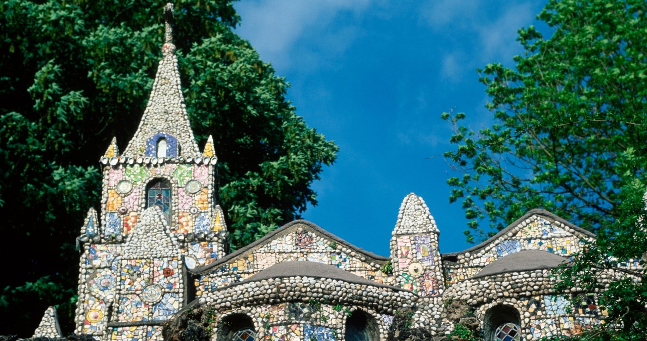 Jeden z najmniejszych kościołów świata. Biskup zaklinował się w drzwiach